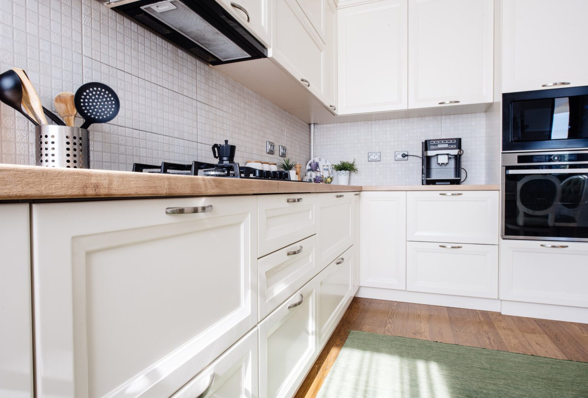 Cabinet Resurfacing vs Painting: What’s Right for You?