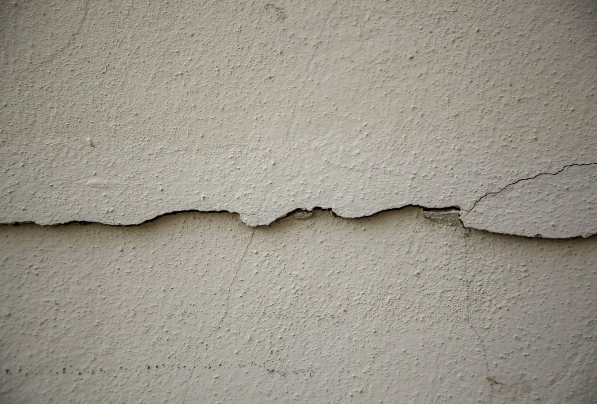 Crack Repair Tips for Interior and Exterior Walls