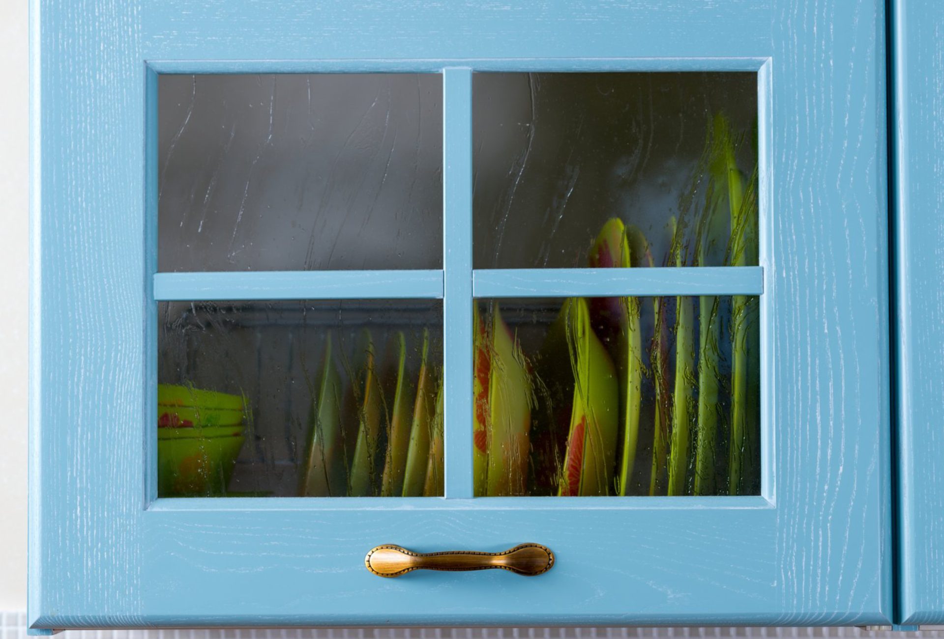 How Glazing Enhances Cabinet Depth and Style