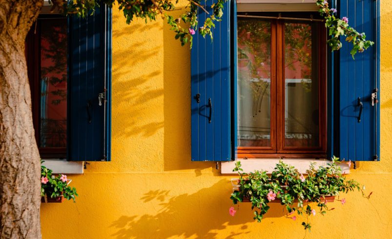 Top Exterior Colors for Summer Homes