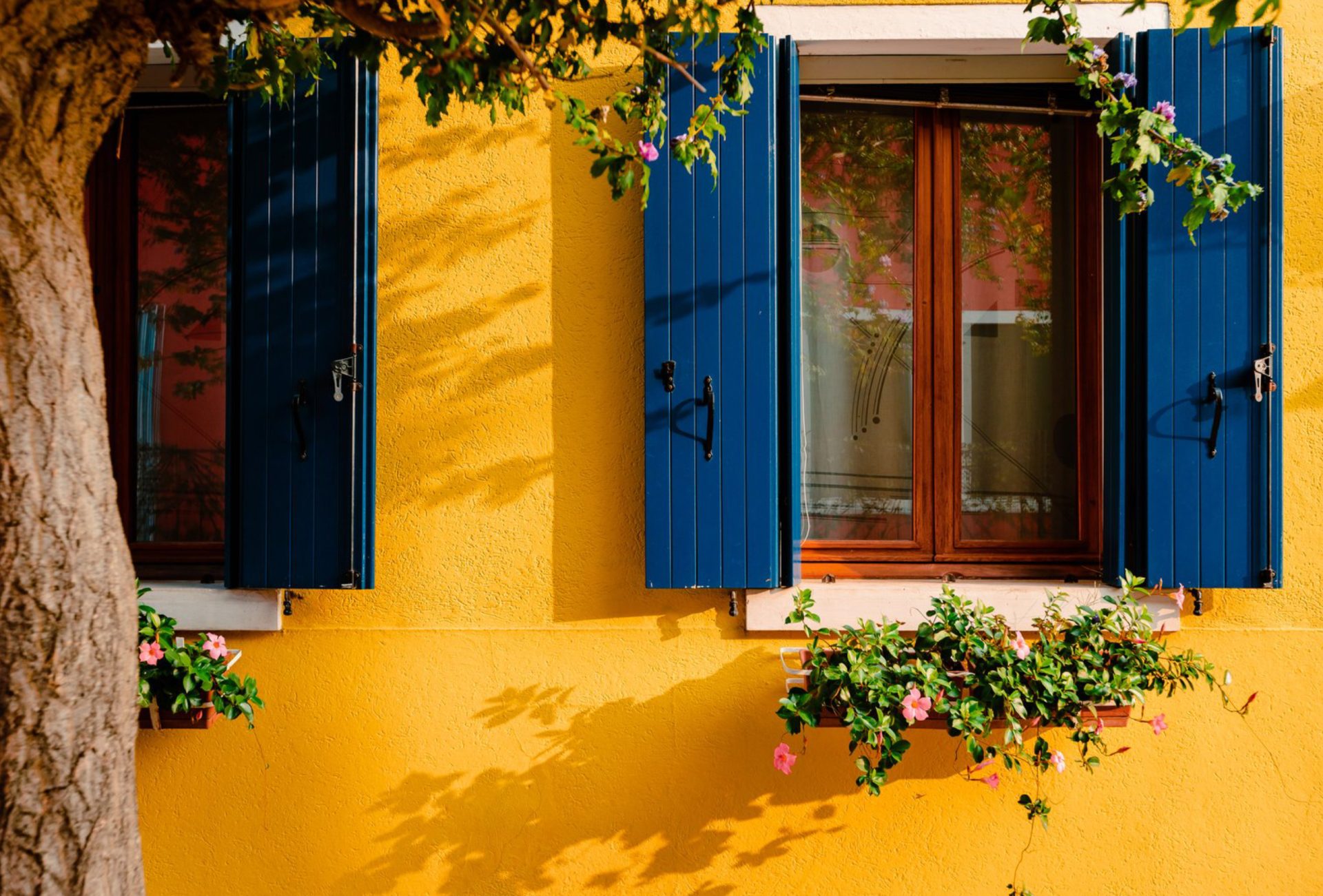 Top Exterior Colors for Summer Homes